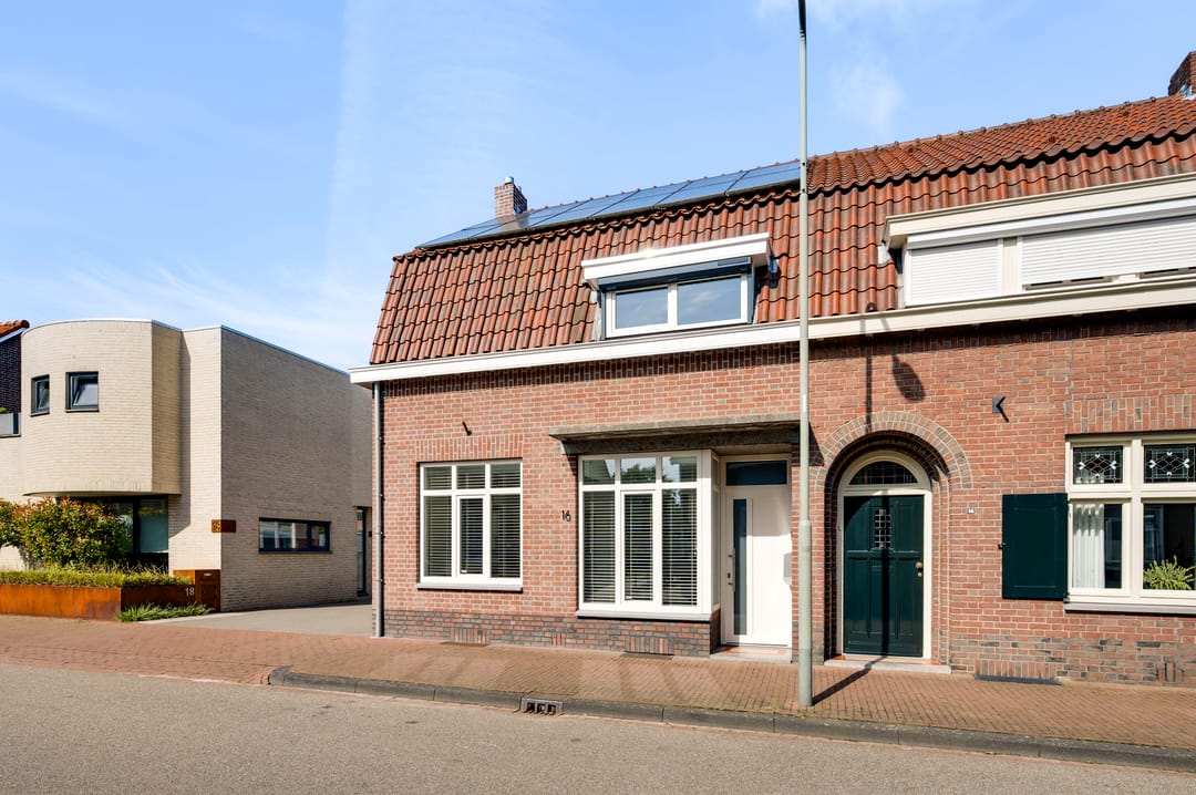 Renovated 1930s Semi Detached Home with Large Garden and Solar Panels — 37