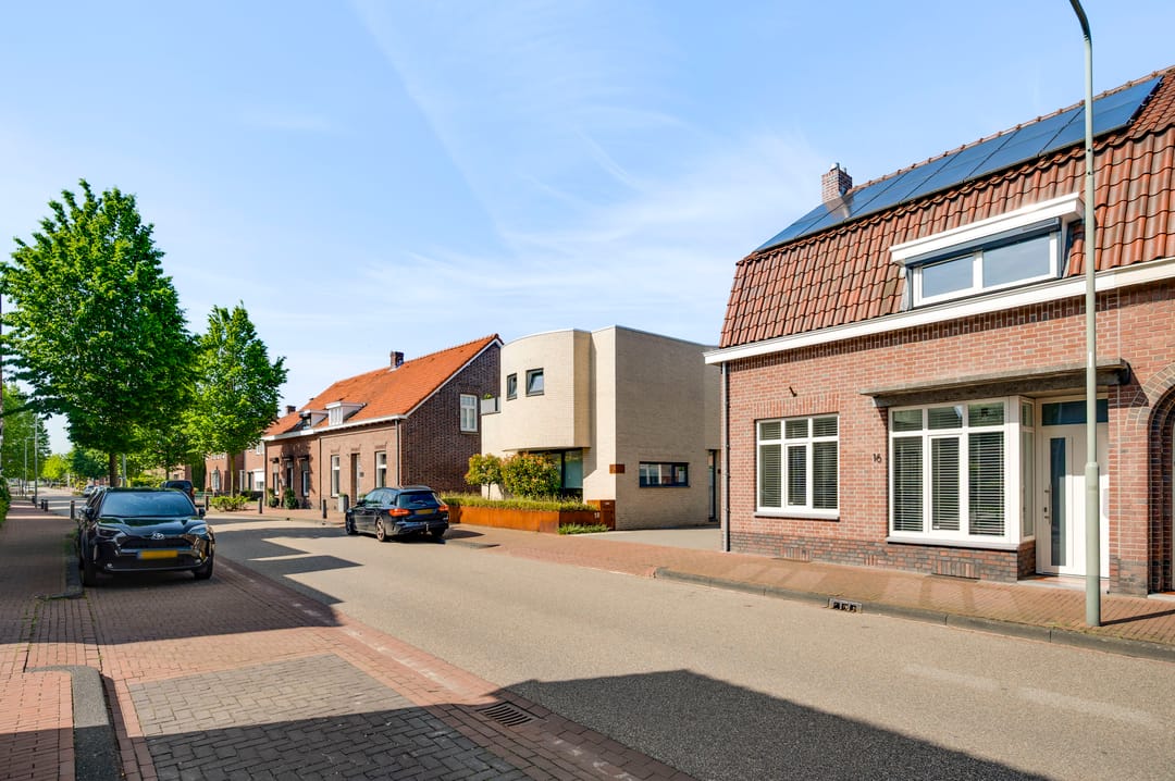 Renovated 1930s Semi Detached Home with Large Garden and Solar Panels — 38