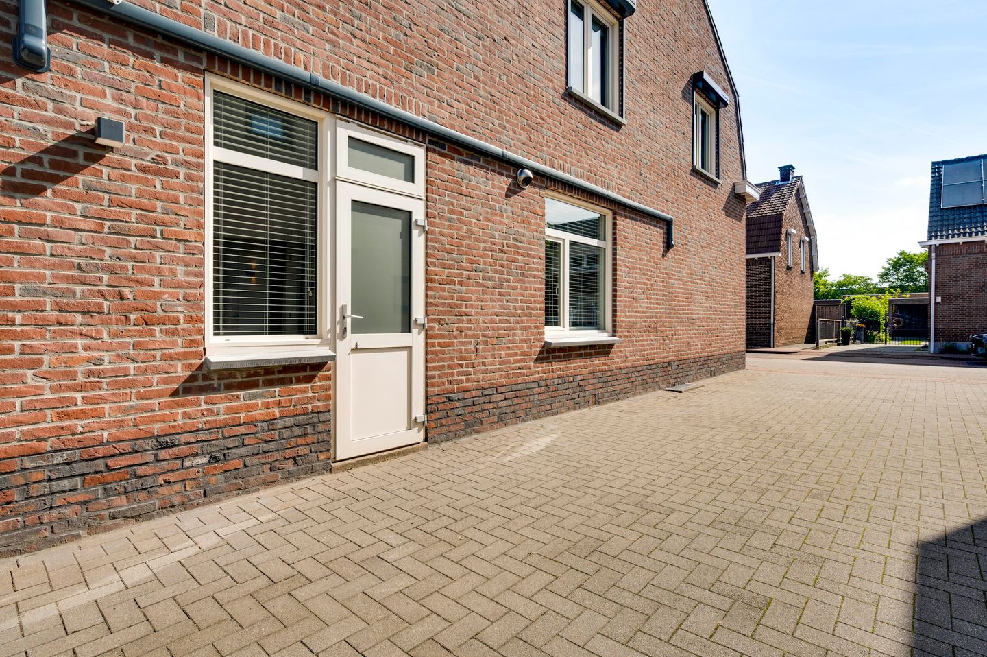 Renovated 1930s Semi Detached Home with Large Garden and Solar Panels — 35