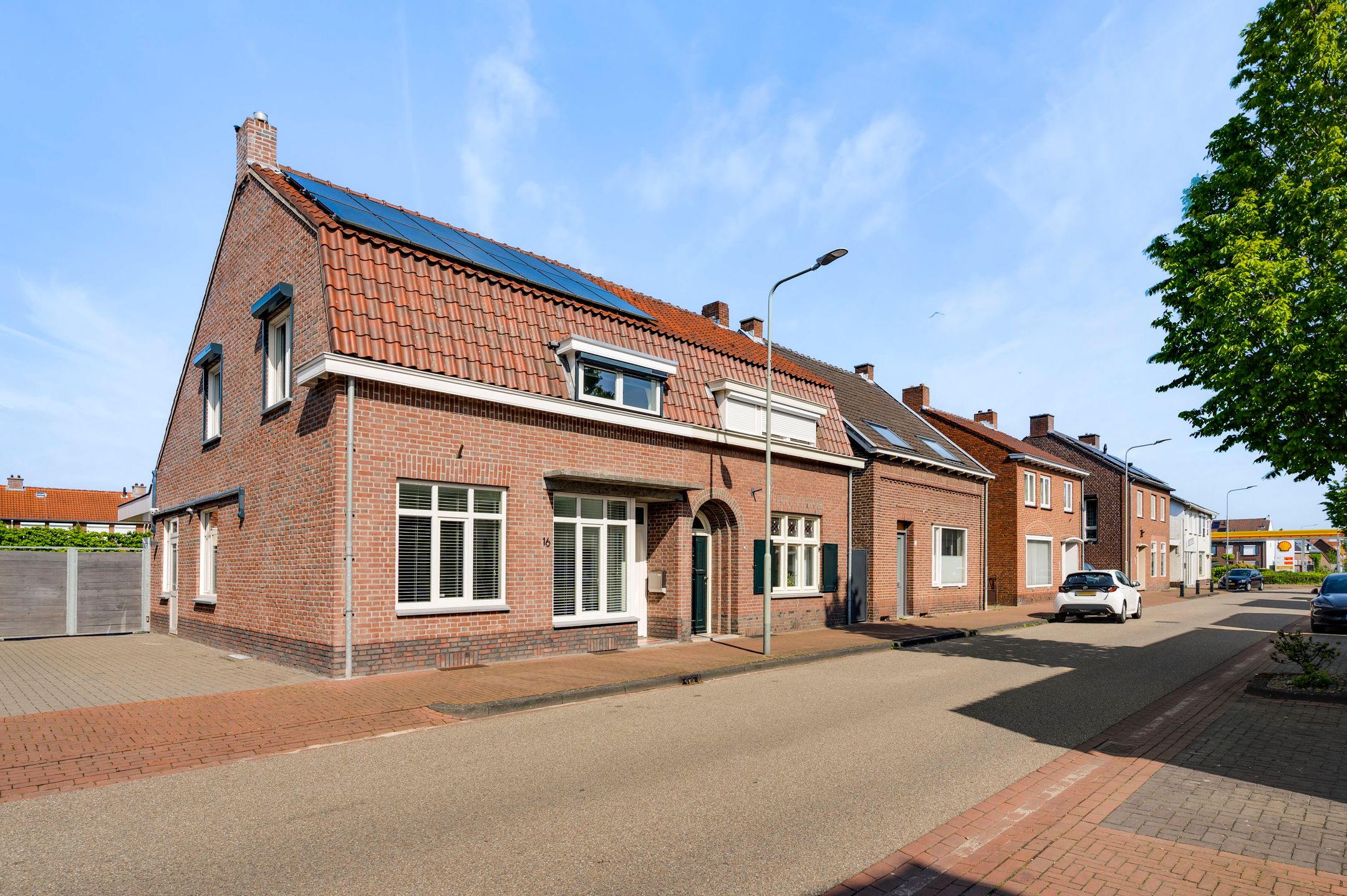 Renovated 1930s Semi Detached Home with Large Garden and Solar Panels — 36