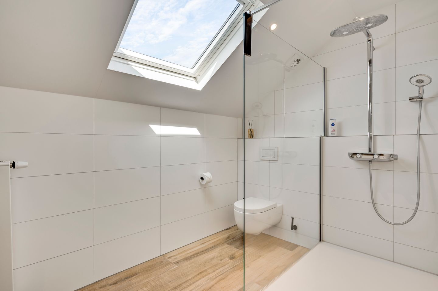 Renovated 1930s Semi Detached Home with Large Garden and Solar Panels — 25