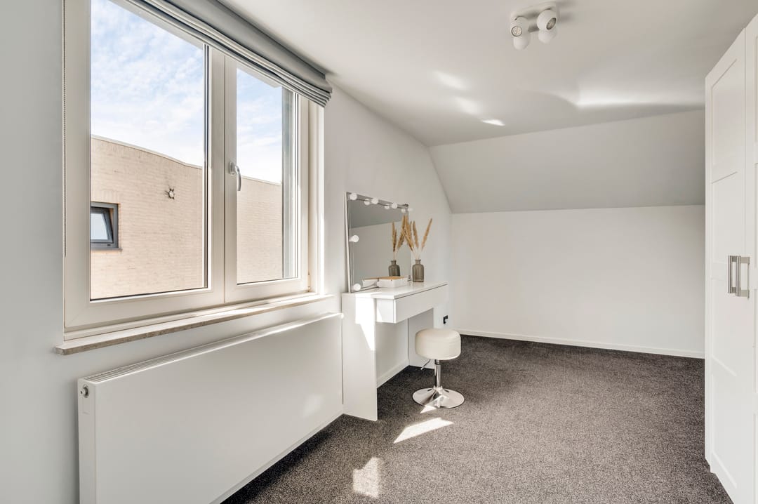 Renovated 1930s Semi Detached Home with Large Garden and Solar Panels — 23