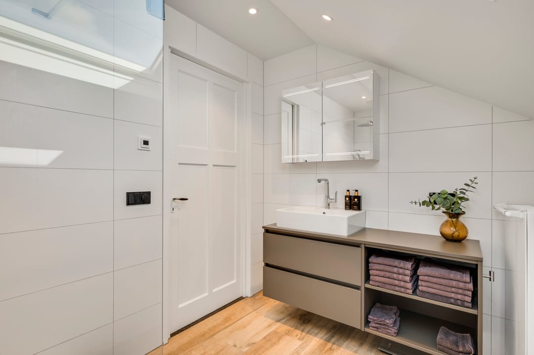 Renovated 1930s Semi Detached Home with Large Garden and Solar Panels — 26