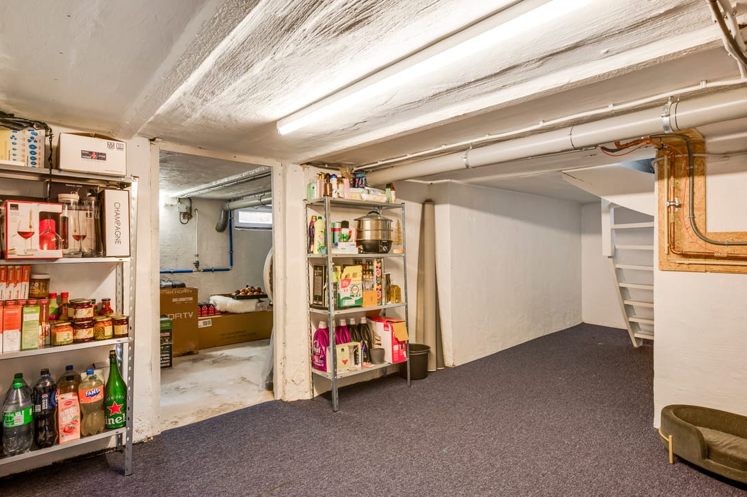 Renovated 1930s Semi Detached Home with Large Garden and Solar Panels — 28