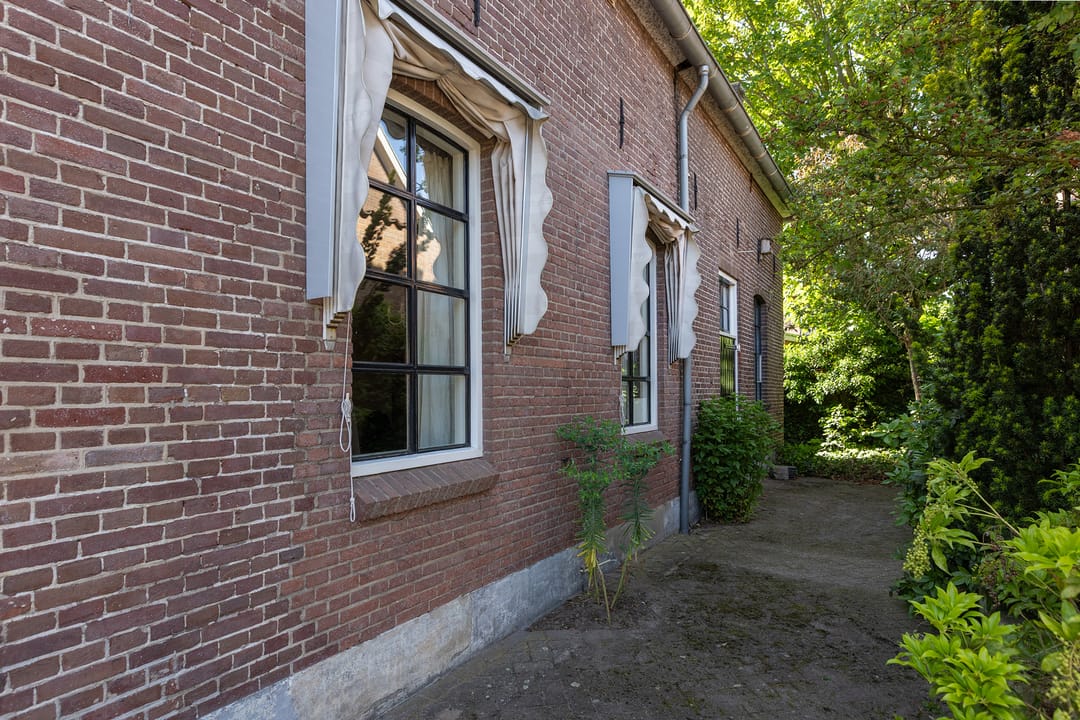Elegant historic residence with extensive workshop and garden — 47
