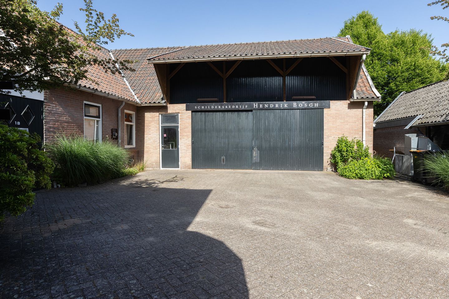 Elegant historic residence with extensive workshop and garden — 40