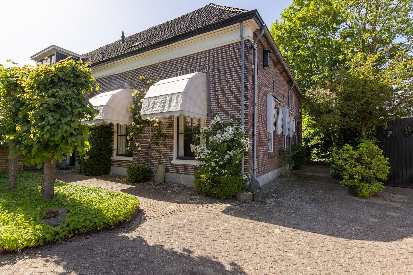 Elegant historic residence with extensive workshop and garden — 44