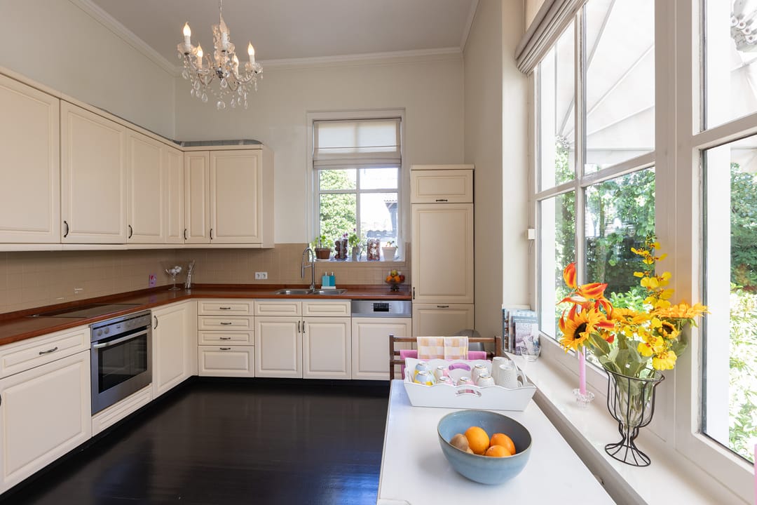 Elegant historic residence with extensive workshop and garden — 13