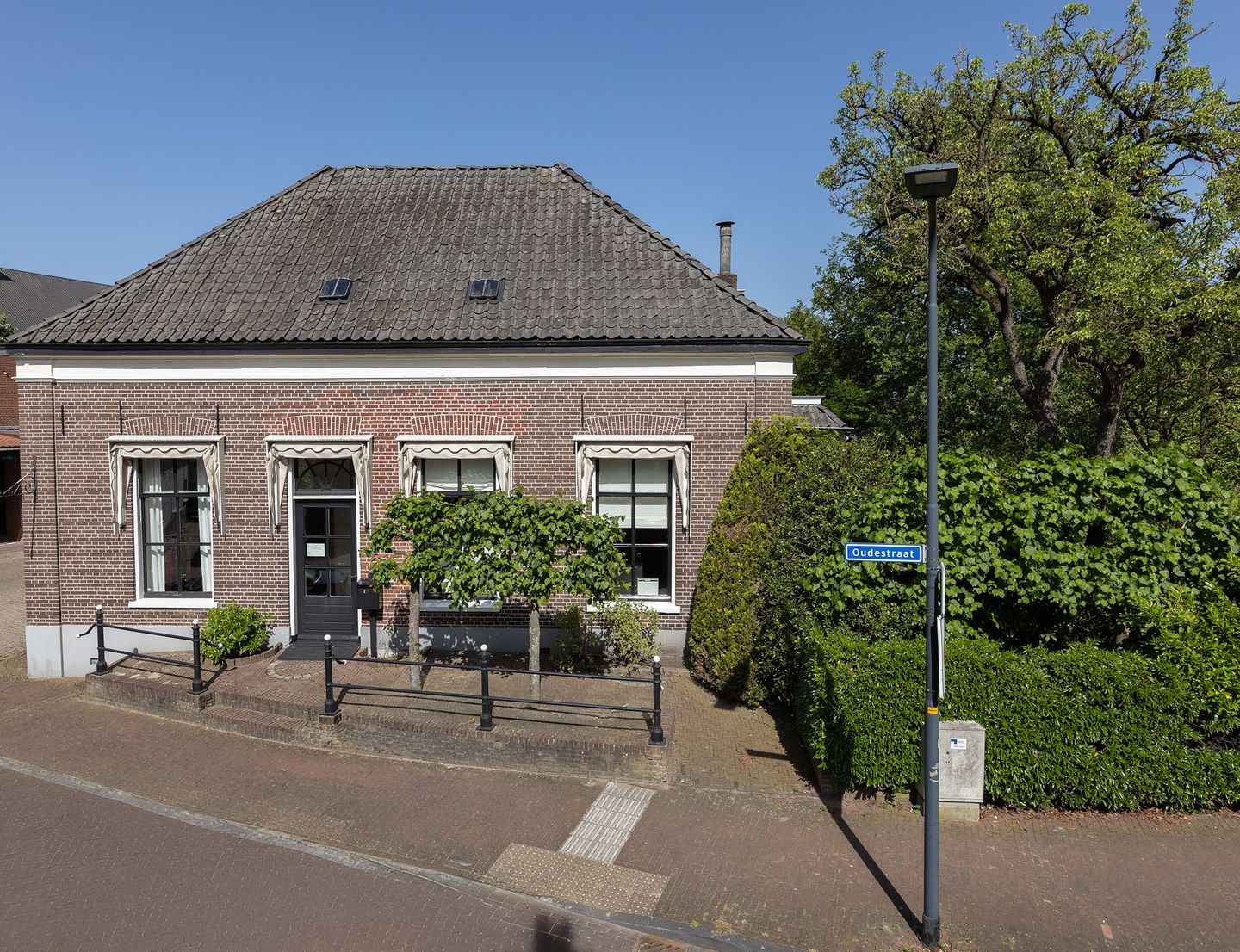 Elegant historic residence with extensive workshop and garden — 50