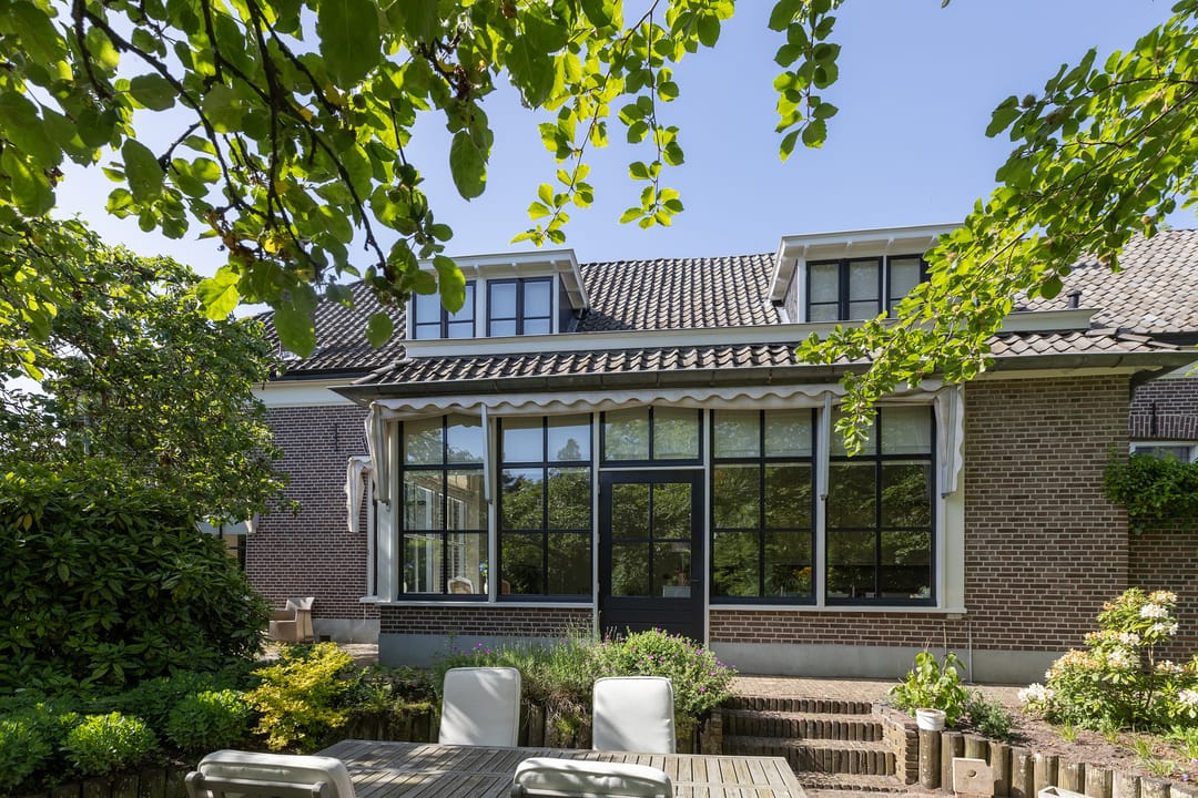 Elegant historic residence with extensive workshop and garden — 41