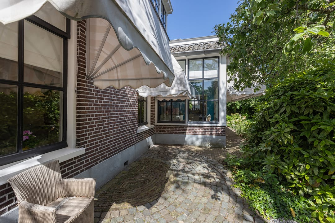 Elegant historic residence with extensive workshop and garden — 46