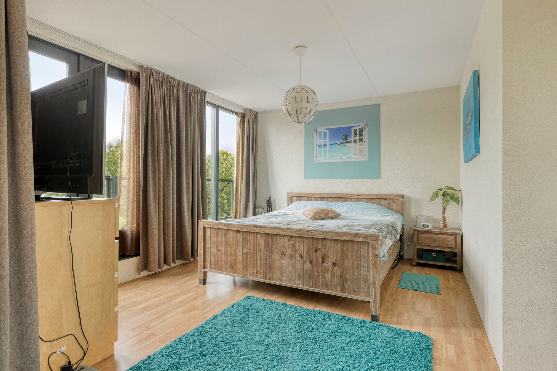 Spacious Semi-Detached Family Home with Five Bedrooms and Multiple Outdoor Spaces — 18