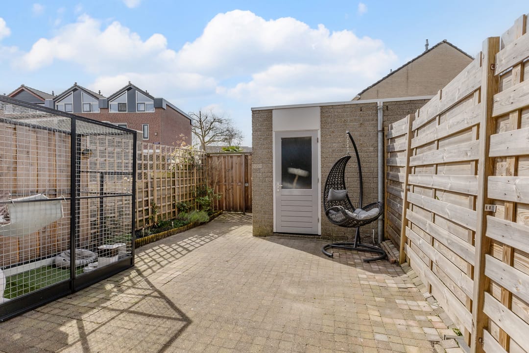 Modernized Ground Floor Apartment with Private Garden in Zaandam — 16