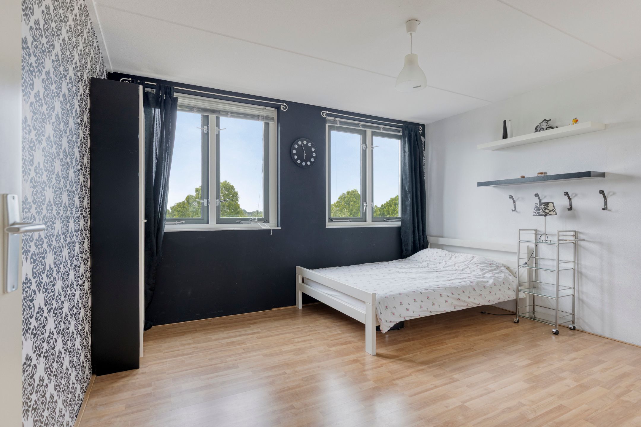Spacious Semi-Detached Family Home with Five Bedrooms and Multiple Outdoor Spaces — 27