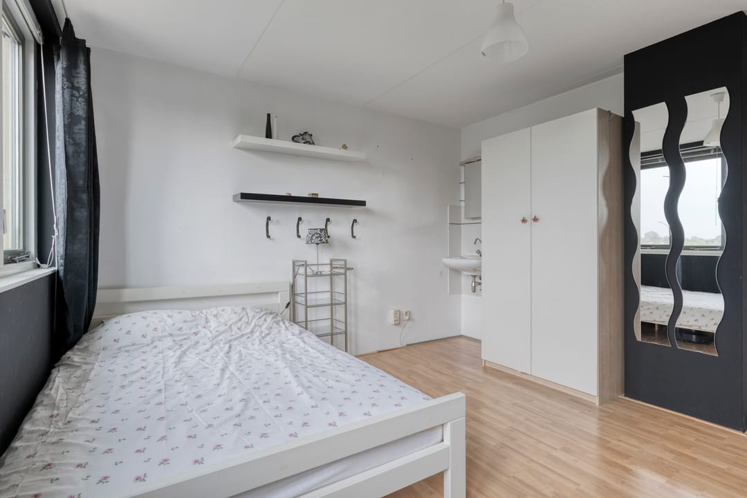 Spacious Semi-Detached Family Home with Five Bedrooms and Multiple Outdoor Spaces — 28