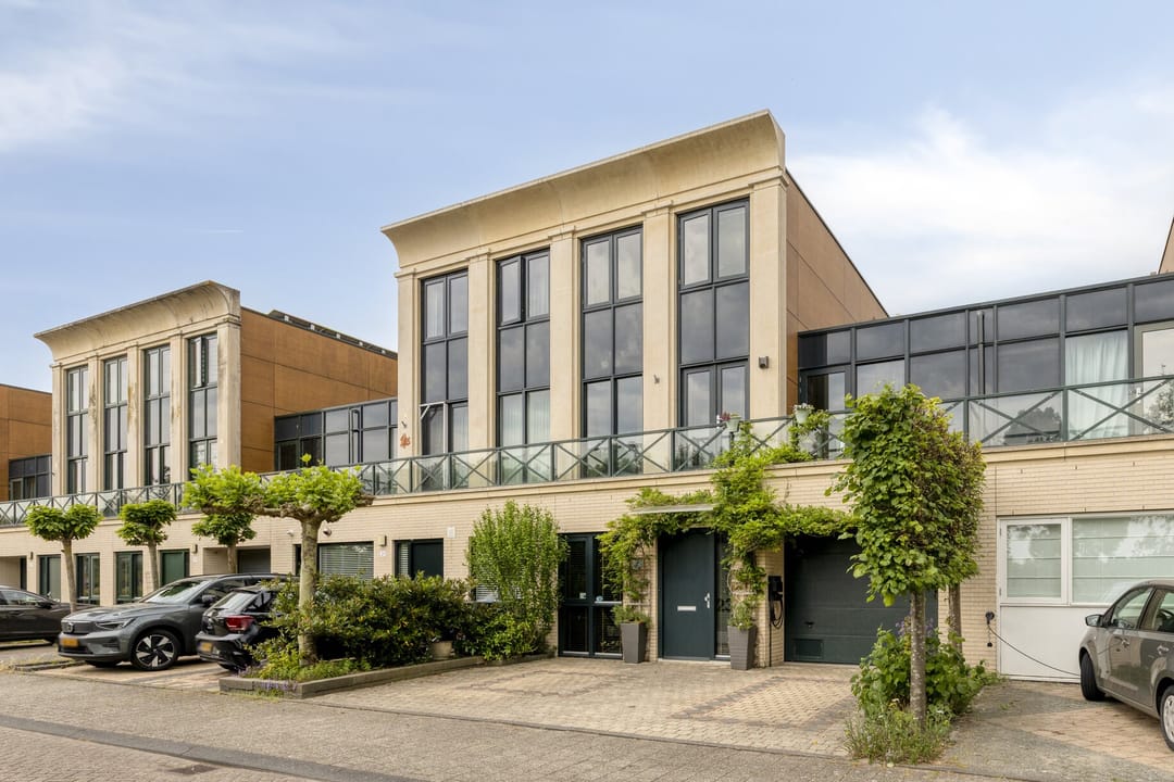 Spacious Semi-Detached Family Home with Five Bedrooms and Multiple Outdoor Spaces