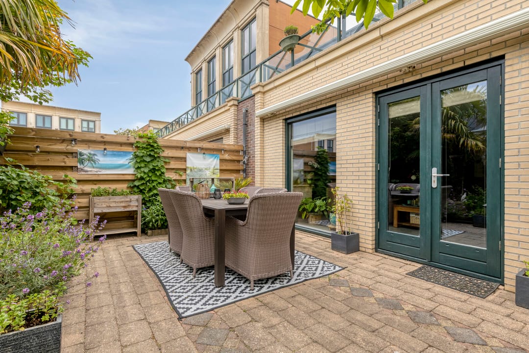 Spacious Semi-Detached Family Home with Five Bedrooms and Multiple Outdoor Spaces — 38