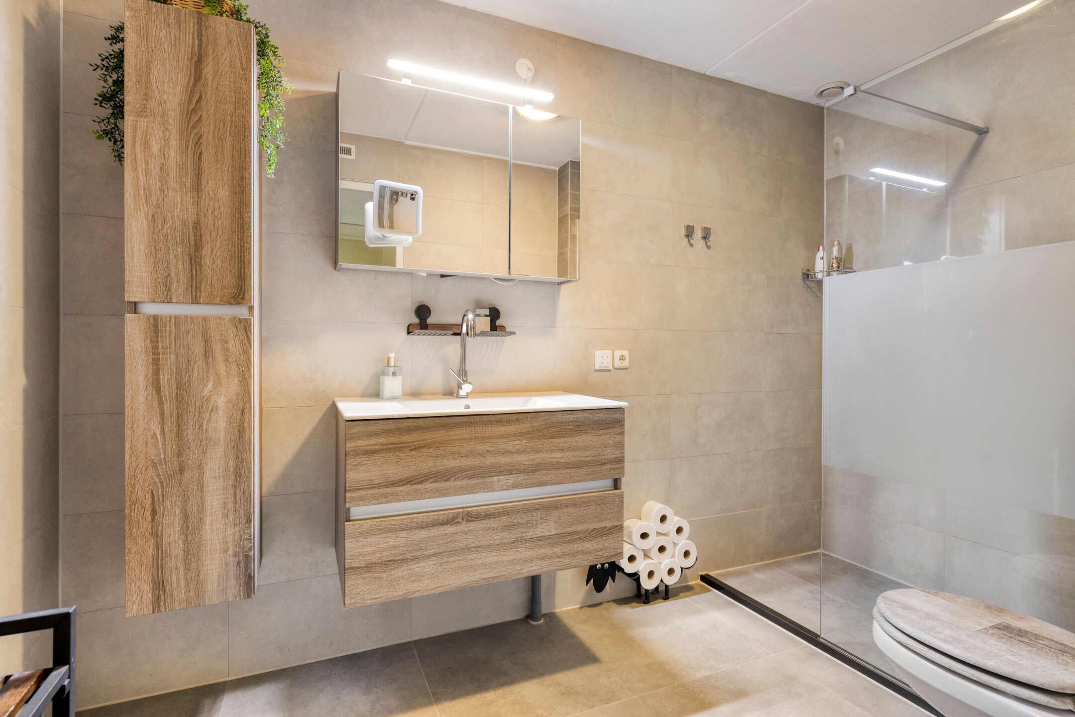 Spacious Semi-Detached Family Home with Five Bedrooms and Multiple Outdoor Spaces — 21