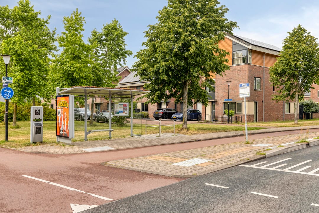 Spacious Semi-Detached Family Home with Five Bedrooms and Multiple Outdoor Spaces — 52