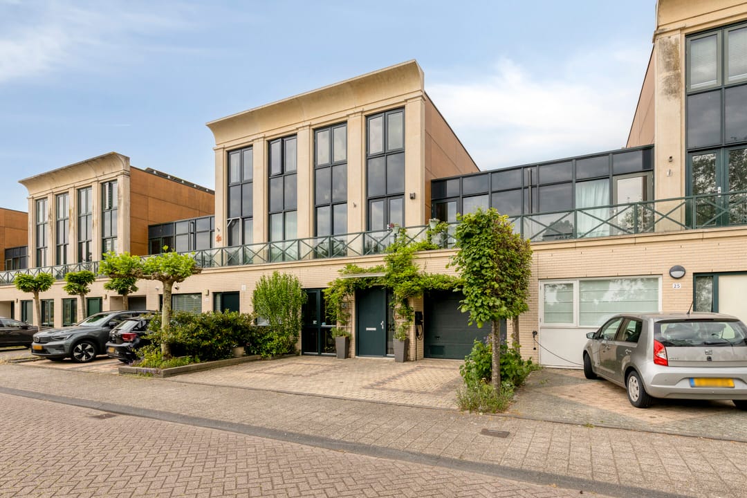 Spacious Semi-Detached Family Home with Five Bedrooms and Multiple Outdoor Spaces — 47