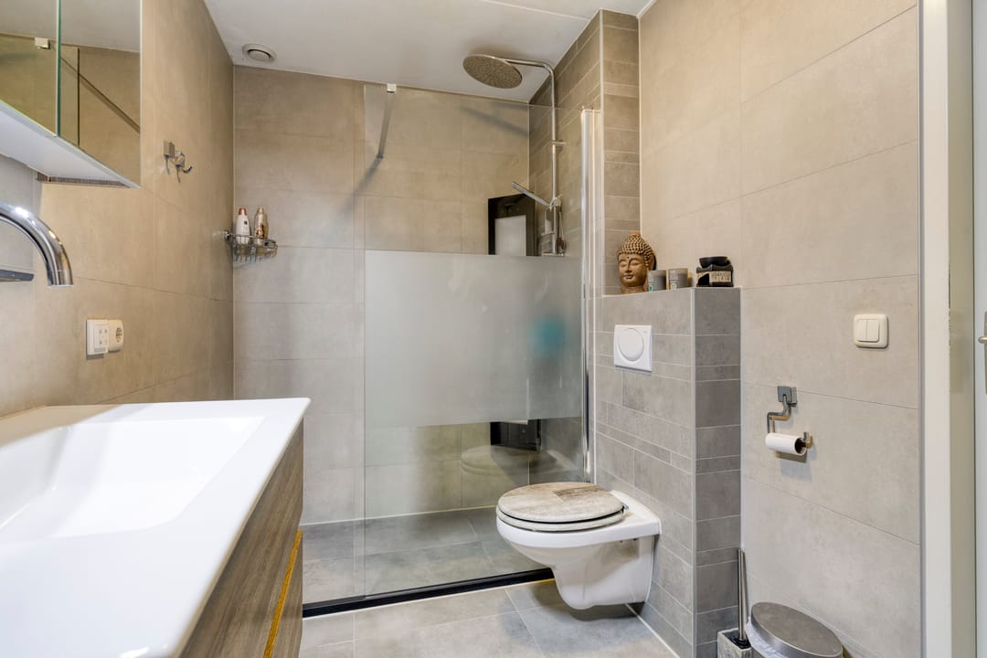 Spacious Semi-Detached Family Home with Five Bedrooms and Multiple Outdoor Spaces — 22