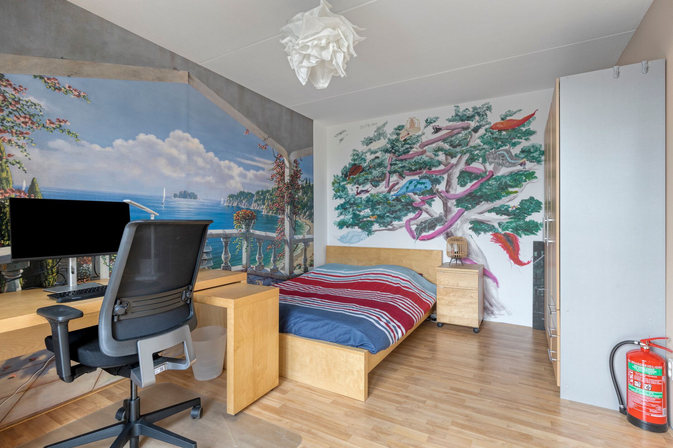 Spacious Semi-Detached Family Home with Five Bedrooms and Multiple Outdoor Spaces — 24