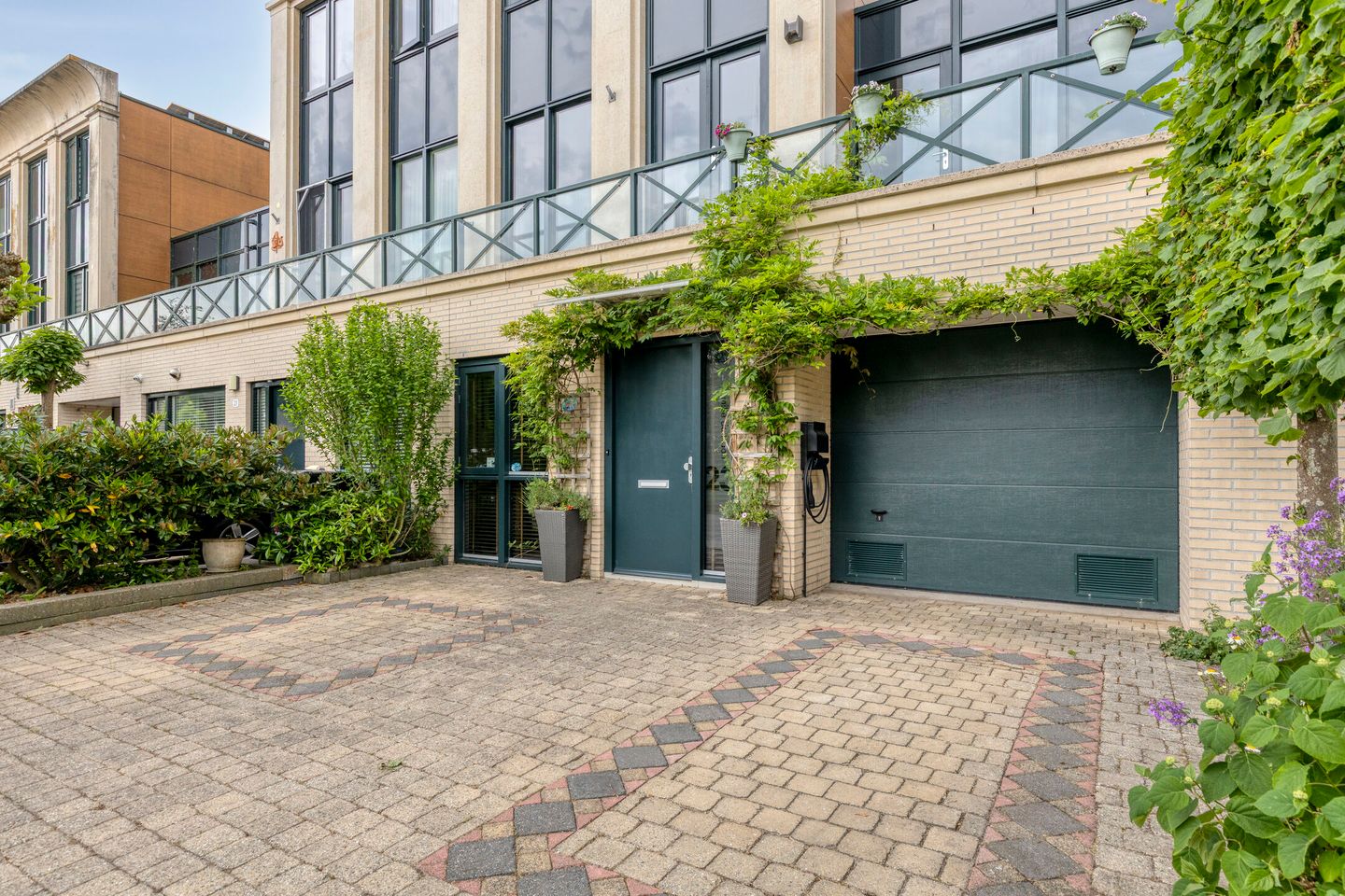 Spacious Semi-Detached Family Home with Five Bedrooms and Multiple Outdoor Spaces — 44