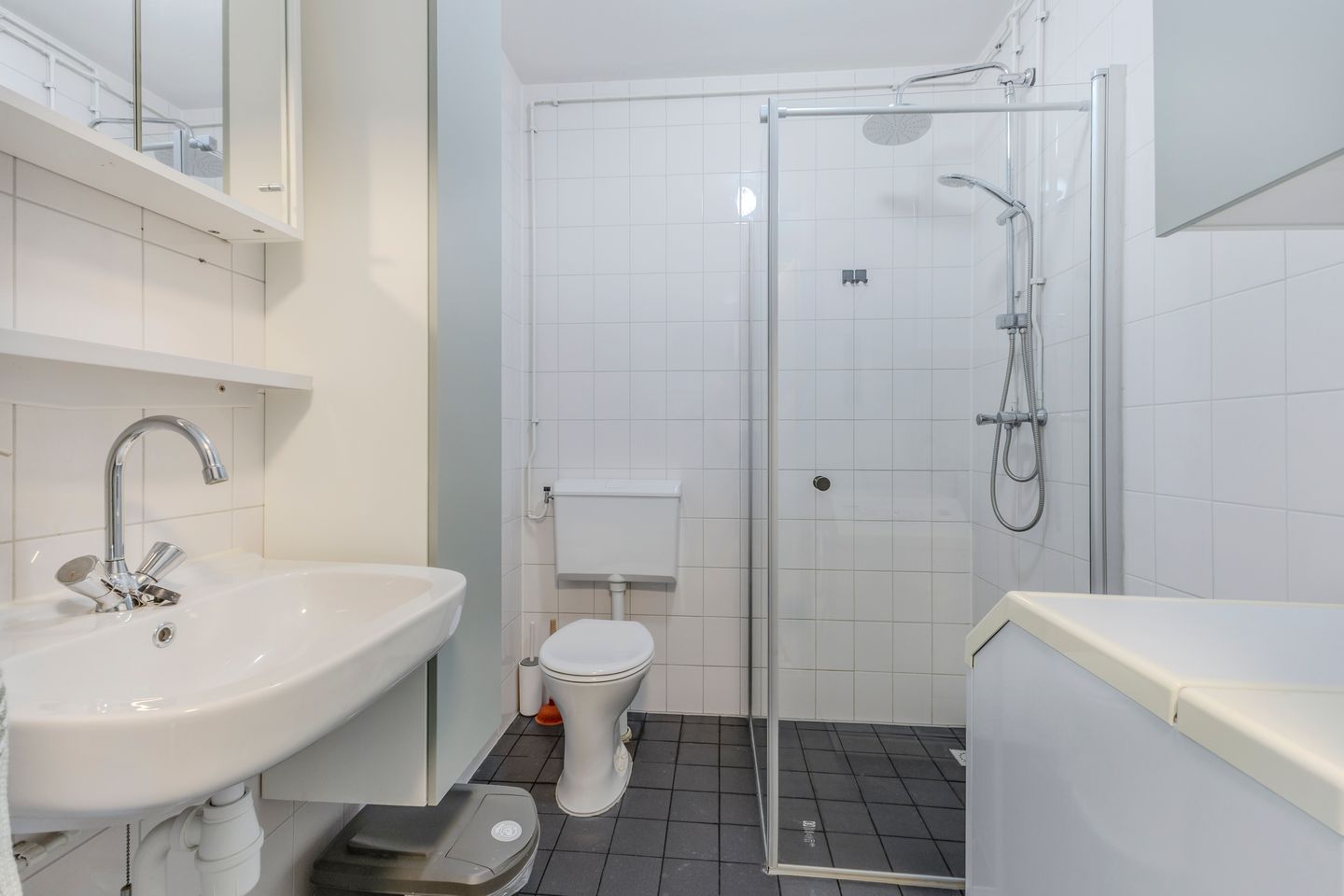 Modernized Ground Floor Apartment with Private Garden in Zaandam — 20