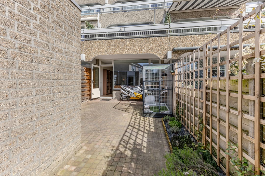 Modernized Ground Floor Apartment with Private Garden in Zaandam — 17