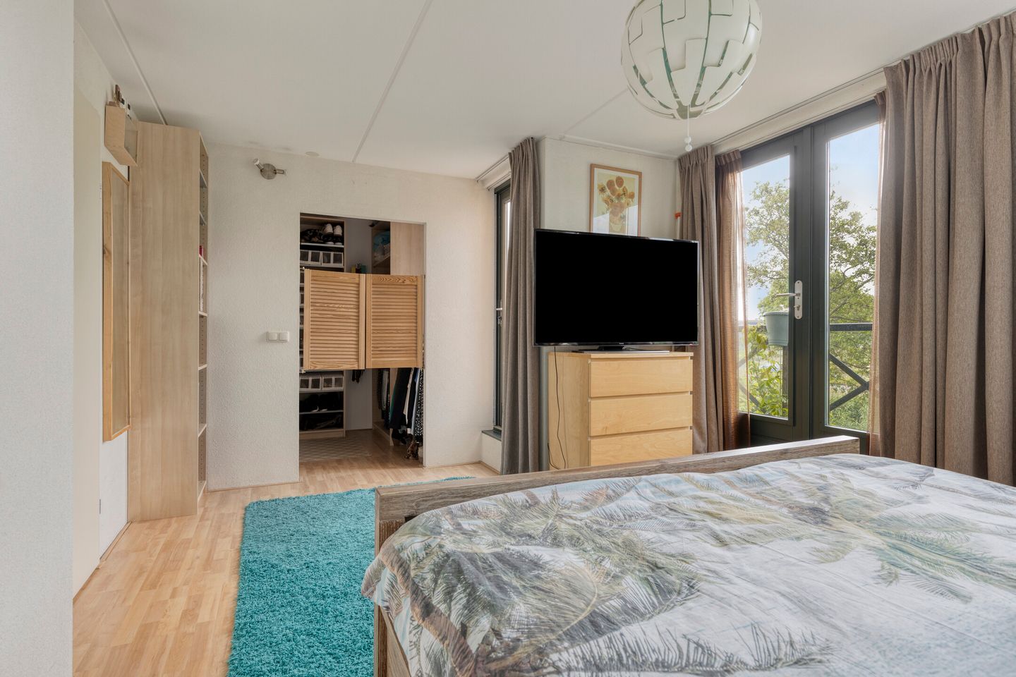 Spacious Semi-Detached Family Home with Five Bedrooms and Multiple Outdoor Spaces — 19
