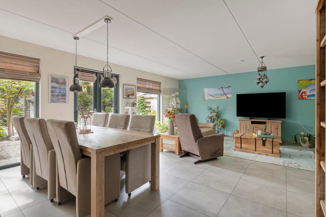 Spacious Semi-Detached Family Home with Five Bedrooms and Multiple Outdoor Spaces — 11