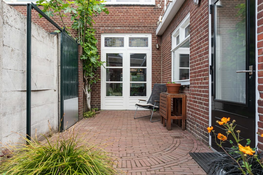 Characterful 1930s Terraced Home with Authentic Details and Energy Label A — 38