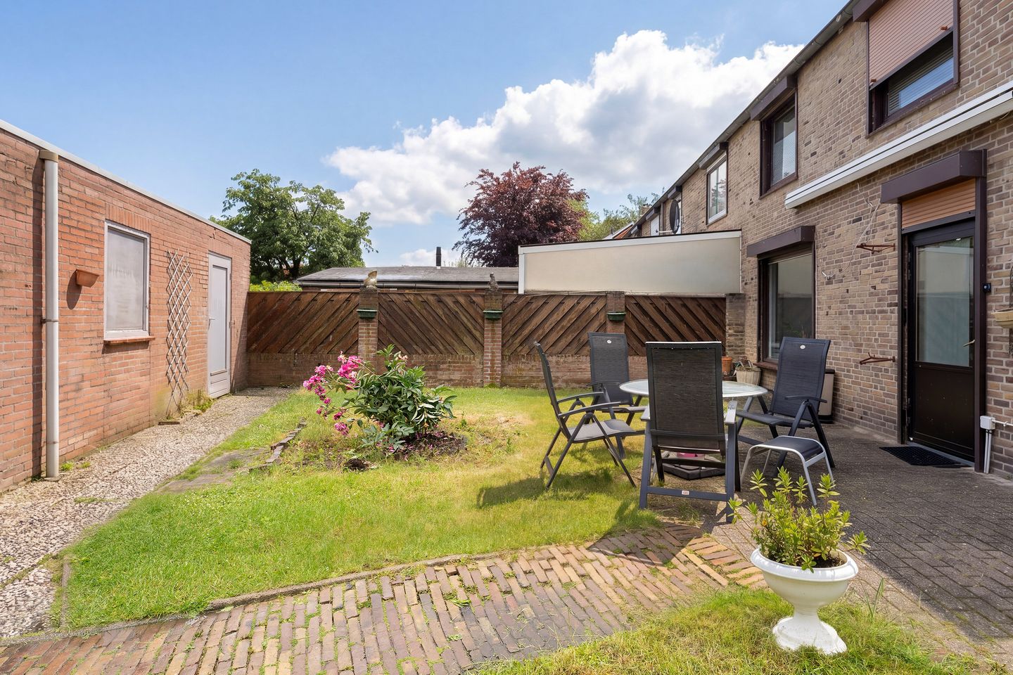 Well-maintained corner house with spacious garage and generous garden in Geleen — 10
