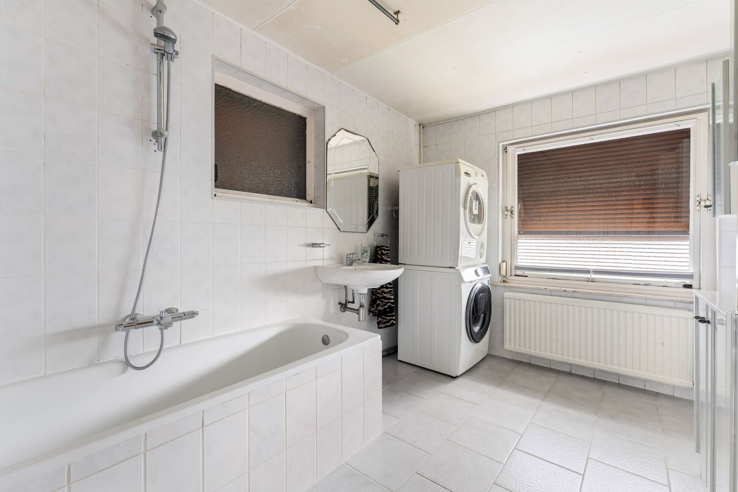 Well-maintained corner house with spacious garage and generous garden in Geleen — 14