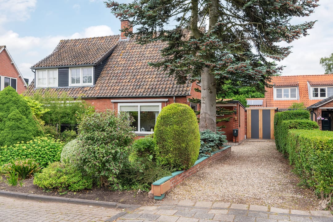 Authentic Semi-Detached Home in Desirable Aalsmeer Neighborhood with Renovation Potential