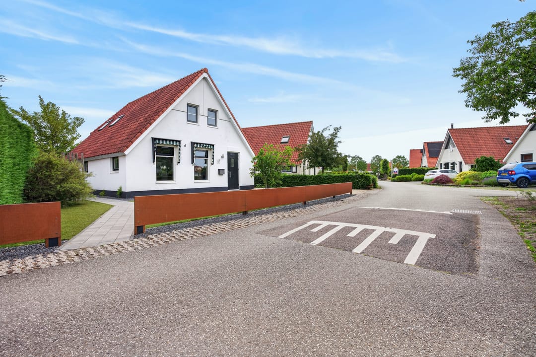 Spacious Detached Home with Private Garden in Riverparc — 32