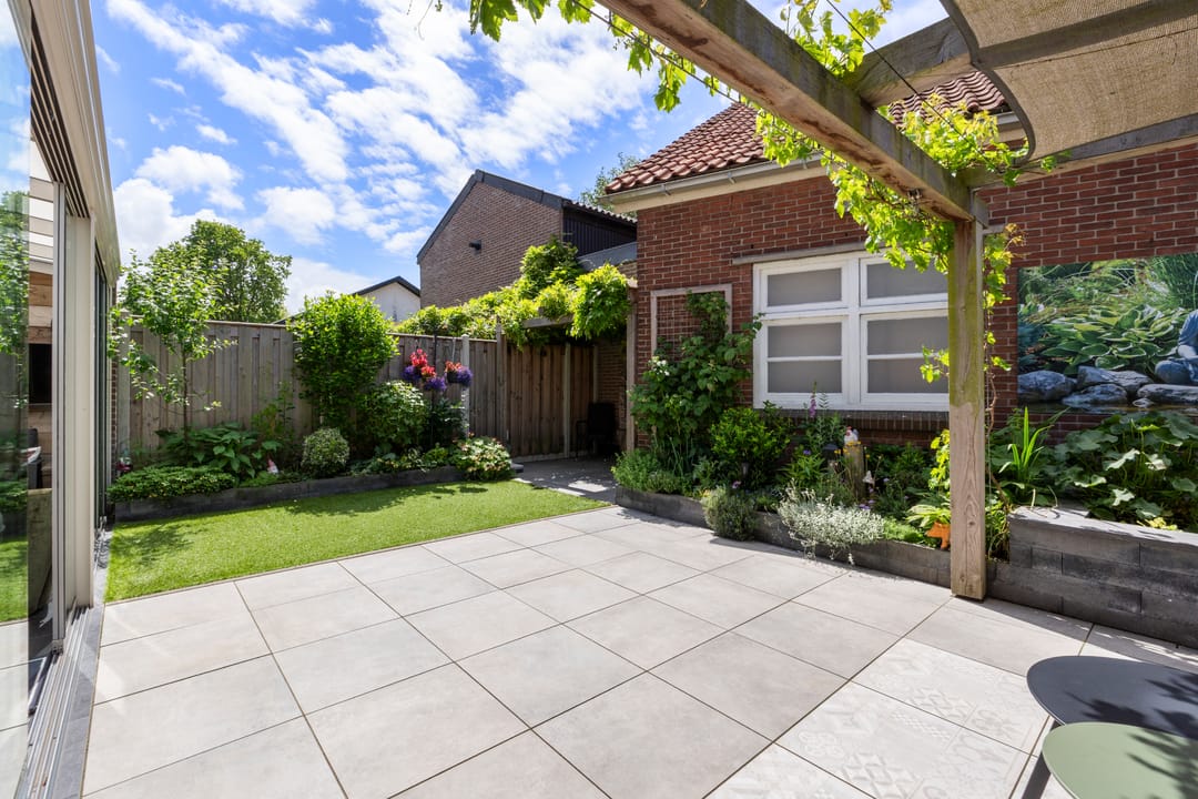 Spacious Modern Semi Detached Home with Garden and Garage in Dirkshorn — 38