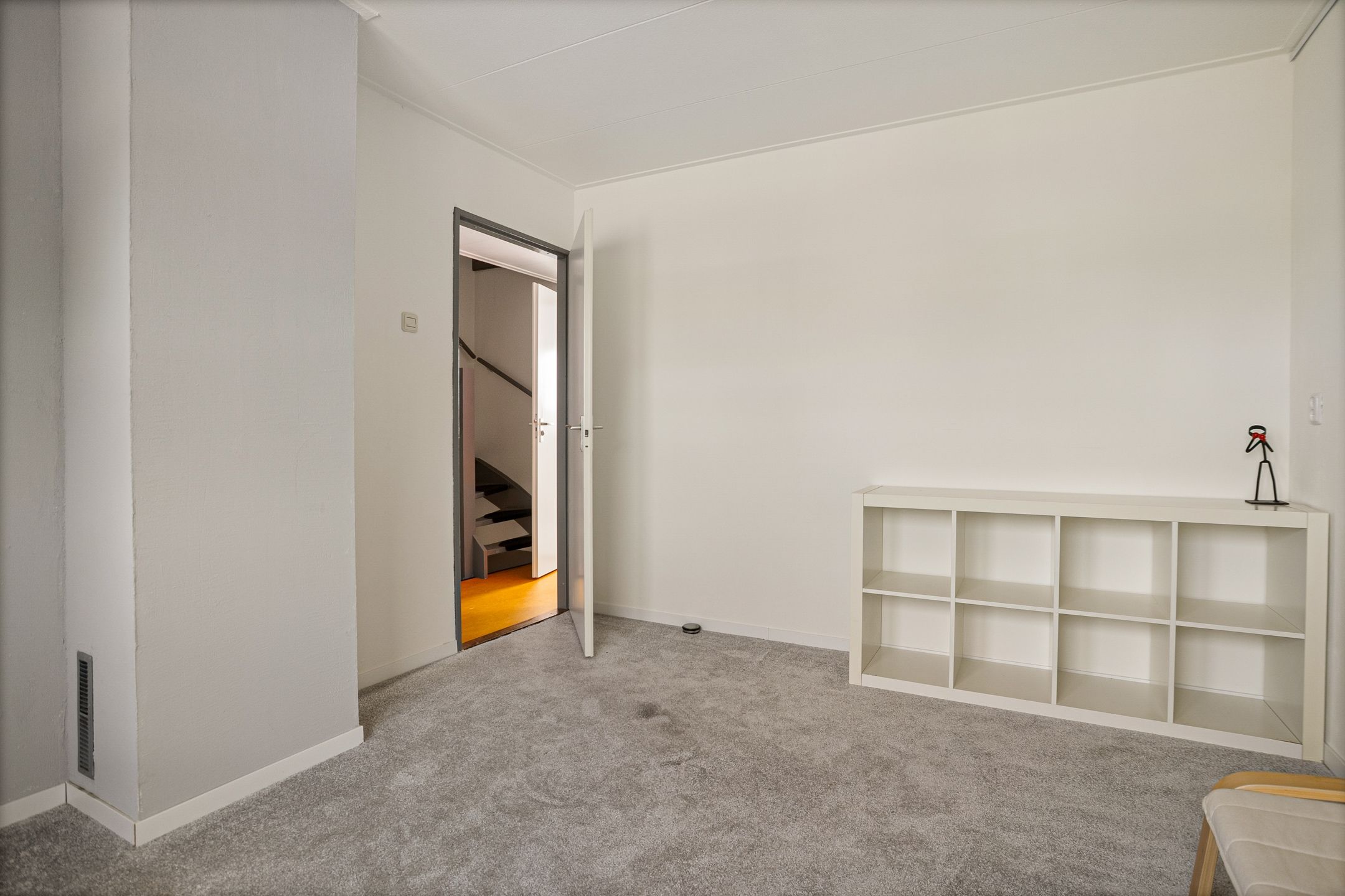 Well-Maintained Four-Bedroom Terraced Home with Private Garden and Greenhouse — 12