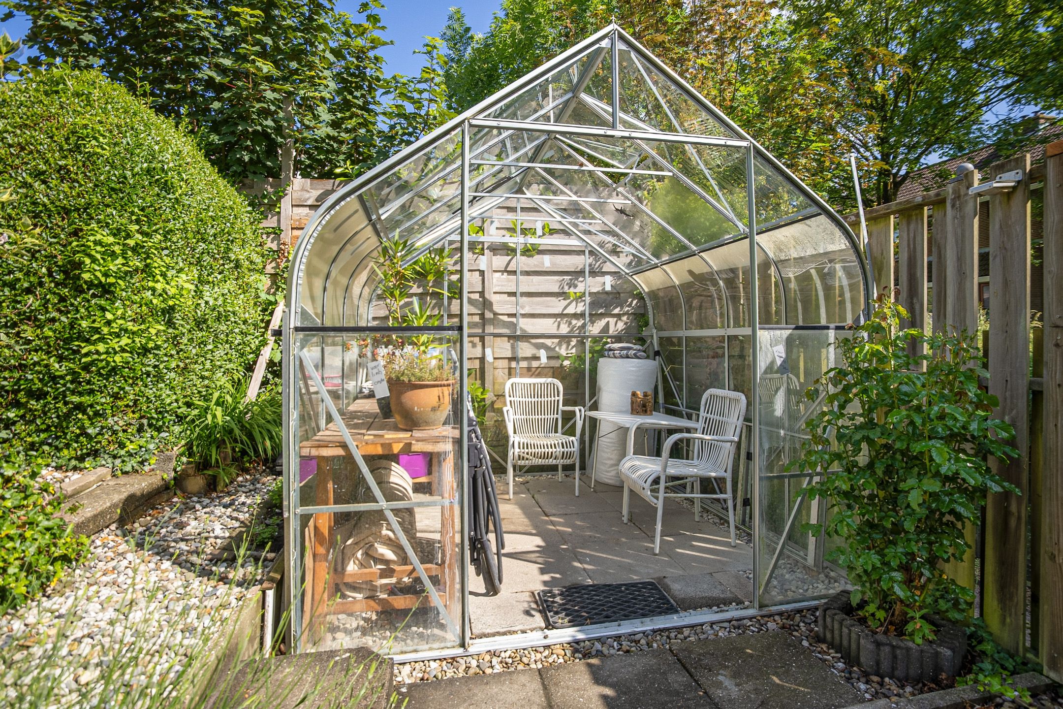 Well-Maintained Four-Bedroom Terraced Home with Private Garden and Greenhouse — 24