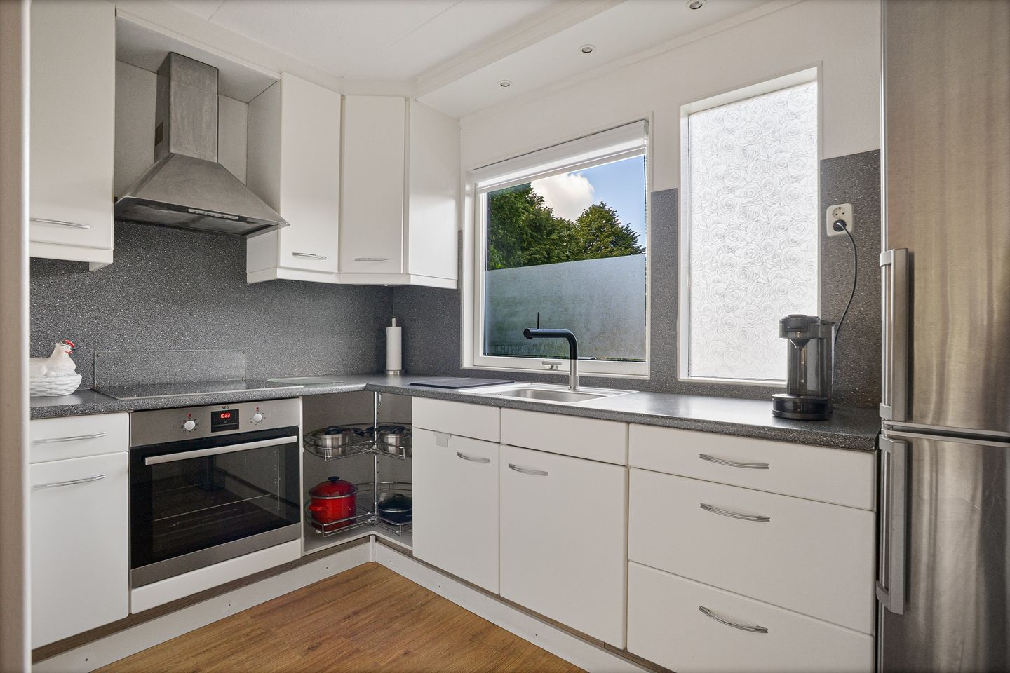 Well-Maintained Four-Bedroom Terraced Home with Private Garden and Greenhouse — 10