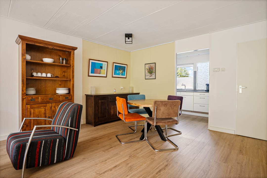 Well-Maintained Four-Bedroom Terraced Home with Private Garden and Greenhouse — 8