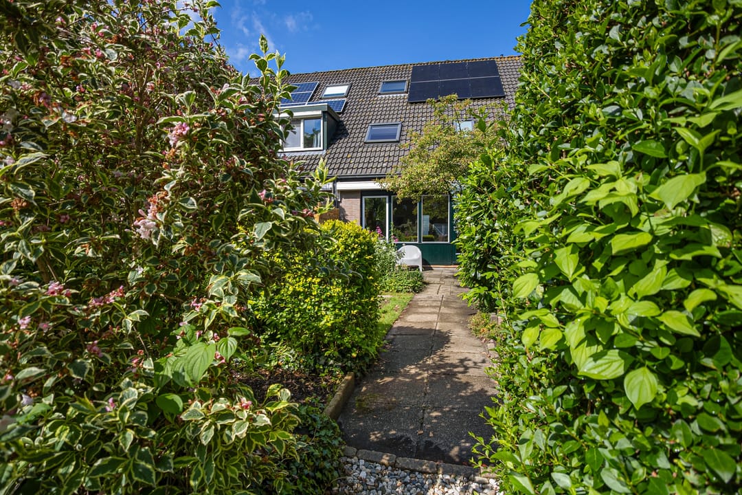 Well-Maintained Four-Bedroom Terraced Home with Private Garden and Greenhouse — 26