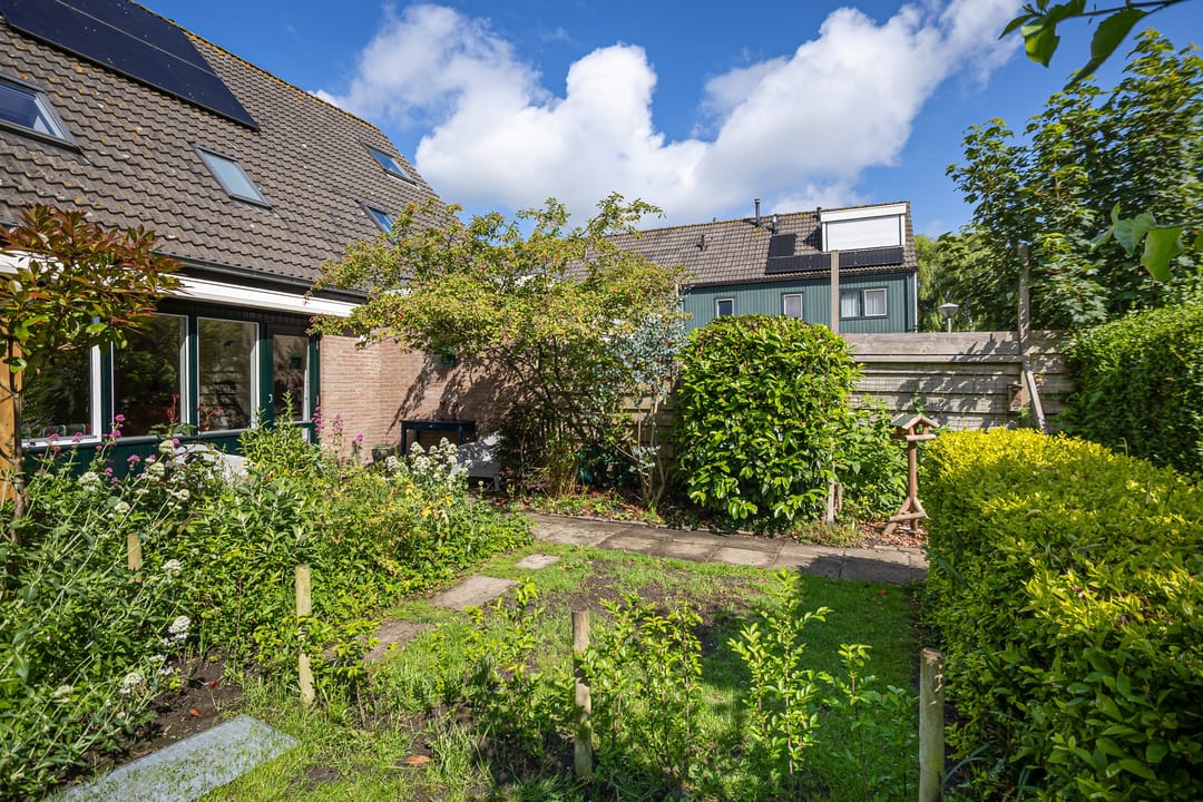 Well-Maintained Four-Bedroom Terraced Home with Private Garden and Greenhouse — 28