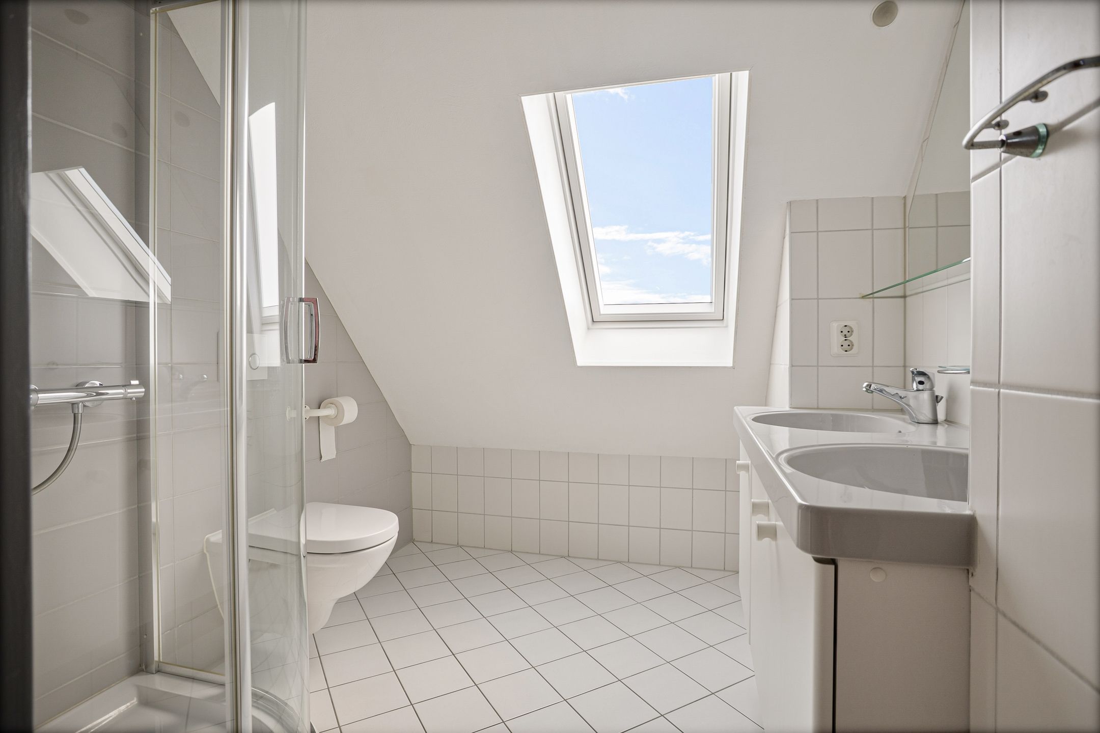 Well-Maintained Four-Bedroom Terraced Home with Private Garden and Greenhouse — 15