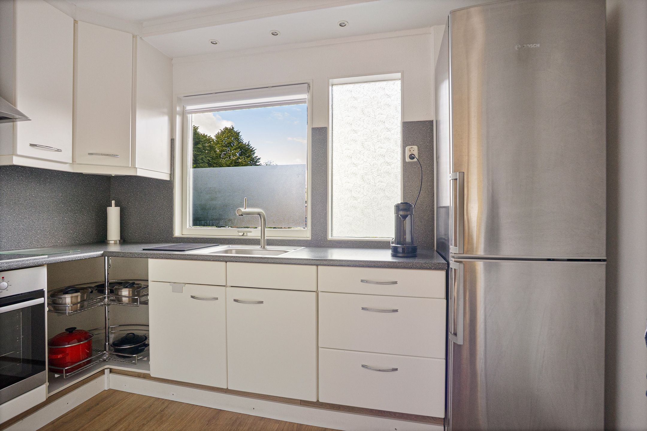 Well-Maintained Four-Bedroom Terraced Home with Private Garden and Greenhouse — 9