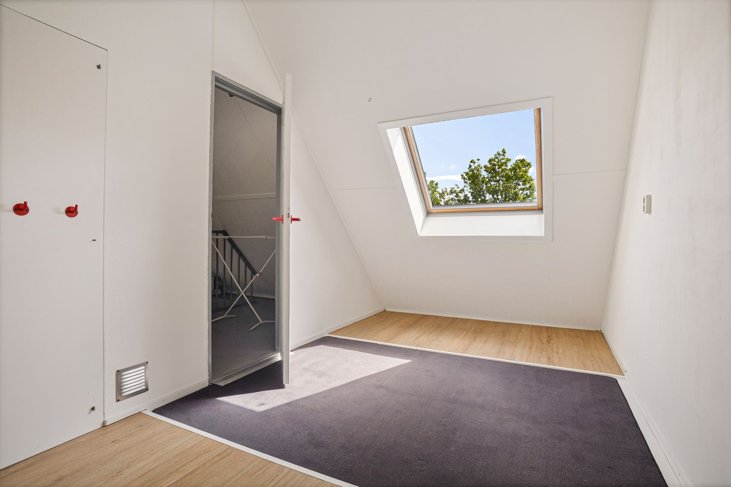 Well-Maintained Four-Bedroom Terraced Home with Private Garden and Greenhouse — 19