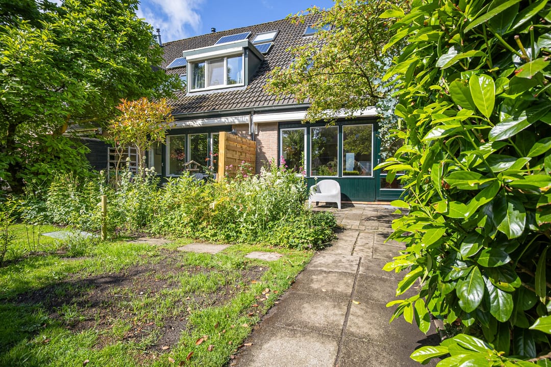 Well-Maintained Four-Bedroom Terraced Home with Private Garden and Greenhouse — 23