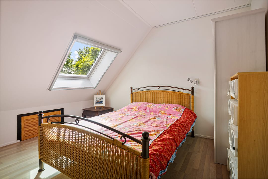 Well-Maintained Four-Bedroom Terraced Home with Private Garden and Greenhouse — 17