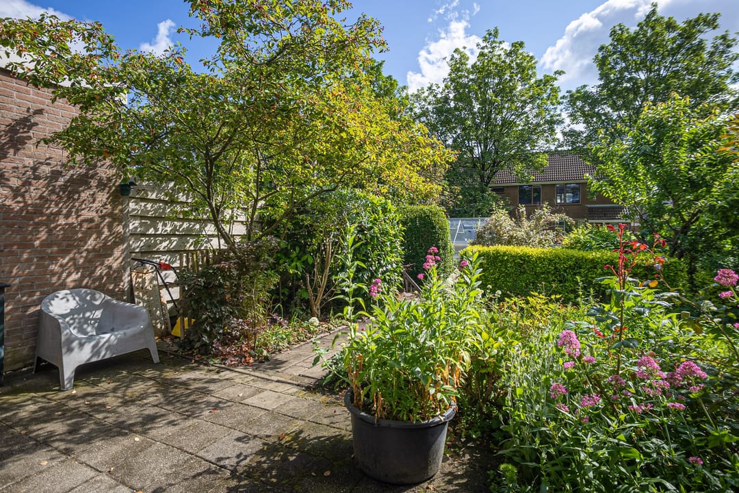 Well-Maintained Four-Bedroom Terraced Home with Private Garden and Greenhouse — 22