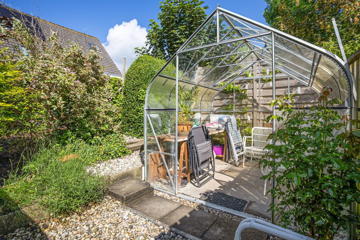 Well-Maintained Four-Bedroom Terraced Home with Private Garden and Greenhouse — 25